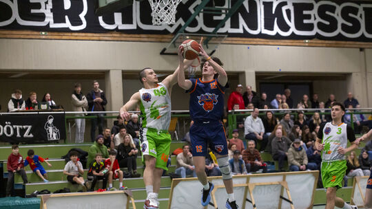 Vorletztes Heimspiel in dieser Saison im "Treiser Hexenkessel": Der Tabellenzweite TuS um Ivan Harkusha (links) und Lukas Bleser