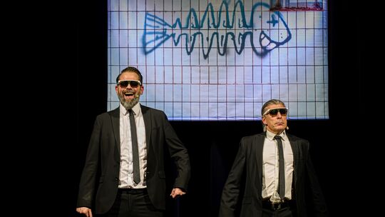 Onkel Fisch lieben absurdes Kabarett - und werden dabei doch fast immer politisch.