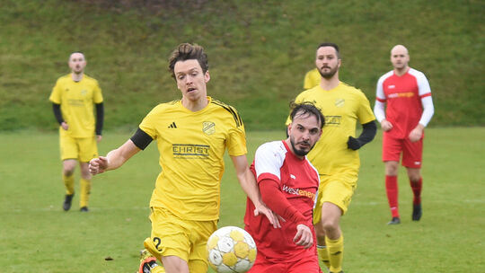 Auf die SG Spabrücken (gelbe Trikots) und die SG Hochstetten warten gleich beim Re-Start der B-Klassen schwere Aufgaben. Auf die SG Spabrücken (gelbe Trikots) und die SG Hochstetten warten gleich beim Re-Start der B-Klassen schwere Aufgaben.