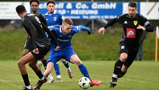 An das letzte Heimspiel 2025 gegen die SG Oberschelden (in Schwarz) erinnern sich Leon Kniller (am Ball) und die Spieler der SG