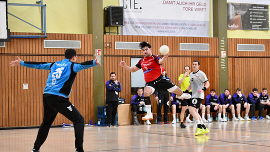 Schnell und sprunggewaltig: Youngster Atakan Metin Bulut (am Ball) schickt sich an, beim Oberligisten TuS Holzheim auf Rechtsauß