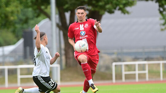 Im Hinspiel taten sich Ahrweilers Spielertrainer Markus Pazurek (rotes Trikot) beim 3:2 gegen die FV Morbach schon mächtig schwe