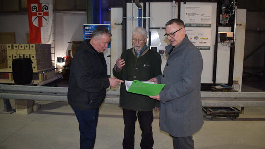 Die stolzen "Väter" des ersten ausschliesslich mit grünem Wasserstoff befeuerten Herdwagenofens: (von links) Betriebsleiter Manf