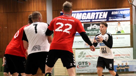 Die Reserve des HV Vallendar (hier Niklas Becker am Ball) trifft auswärts auf den TV Welling. Das Schlusslicht aus Trier (Pascal