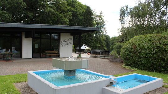 Nach der energetischen Sanierung sind am "Haus des Gastes" im Kurpark noch Arbeiten an der Terrasse und Fassade noch Arbeiten zu