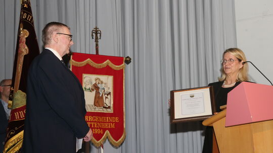 Ortsbürgermeisterin Corinna Behrendt ernannte Alexander Saftig zum Ehrenbürger von Kottenheim.