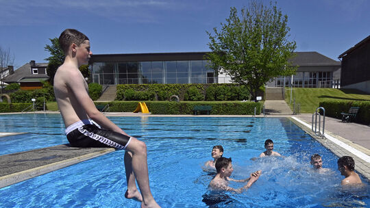 Kinder und Jugendliche vertreiben sich im Kirchberger Freibad die Zeit. Im vergangenen Jahr war dies - wie hier auf unserem Arch