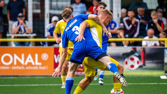 Im Hinspiel hebelte Kirchberg (in Gelb mit Nico Wilki) den VfB Wissen um Marius Wagner aus und gewann 3:1, Nico Wilki und sein j