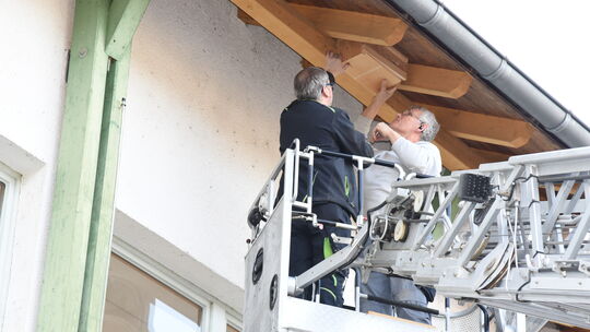 Dirk Hansmann und Joachim Egert montierten die Nistkästen, in denen nun Mauersegler und Schwalbach einziehen können.