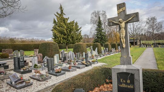 Auf mehreren Friedhöfen, wie hier in Görgeshausen, waren zuletzt Metalldiebe unterwegs, um Dutzende Gegenstände von den Gräbern