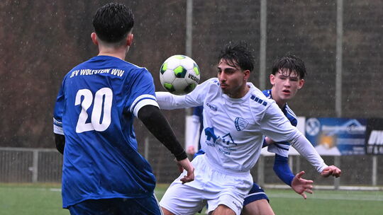 Tayfun Özkan (in Weiß) und die Wirgeser A-Jugend setzten sich im Rheinlandpokal-Achtelfinale gegen den JFV Wolfstein (in Blau) n