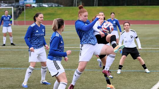 So entschlossen wie hier im Achtelfinale gegen den SV Rengsdorf wollen die Spielerinnen der FSG Freirachdorf (blaue Trikots) auc