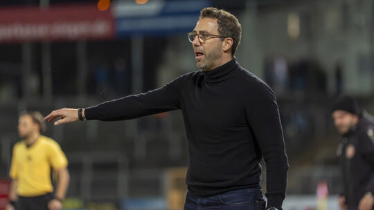 Siegens Trainer Boris Schommers wird sich gegen den 1. FC Bocholt etwas einfallen lassen. Der Ex-Bundesliga-Trainer muss auf Top