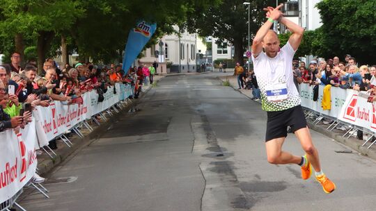 Freudensprung im Ziel: Der Run auf den Bad Kreuznacher Firmenlauf ist groß, am 28. Mai geht es in die nächste Runde. Die Veranst