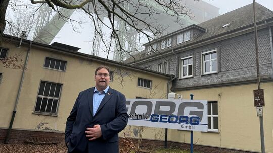 Als Fotomotiv für das Kandidatenporträt hat Carsten Zeuch sich den Förderturm in Willroth ausgesucht.