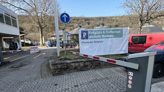 Neu aufgestellte Schilder und Banner sollen den Besuchern den Weg weisen. Die ersten drei Reihen, betrachtet vom Bäderhaus aus k
