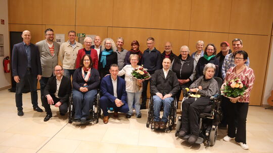 Oberbürgermeister Emanuel letz (knieend) würdigte im Rahmen einer Feierstunde die Arbeit des Behindertenbeirates in den vergange
