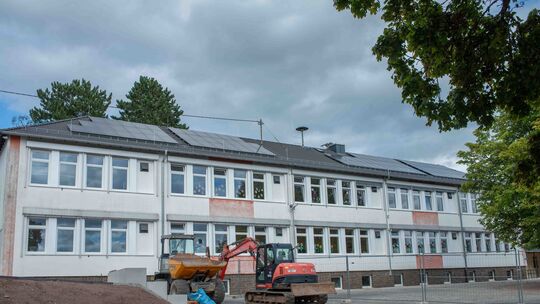 An der Grundschule Baumholder geht die Sanierung weiter. Zudem gibt es neue Hardware und Büromöbel.