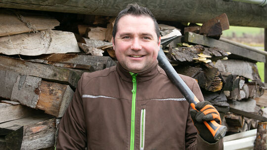 Er entspannt beim Holzmachen vom politischen Tagesgeschäft: Benedikt Oster. Der 37-Jährige lebt in Binningen und ist seit 2011 i