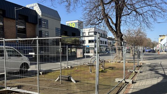 Der kleine Spielplatz zwischen Luisen- und Schlossstraße ist seit Monaten gesperrt.