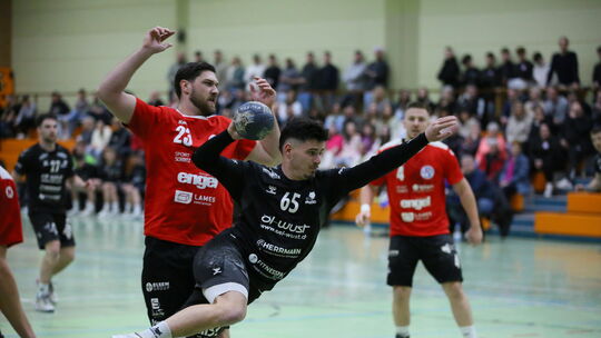 Kreisläufer Jens Schneider (am Ball, hier im Zweikampf mit Wittlichs Torjäger Kai Lißmann) verlässt nach der Saison die HSG Huns