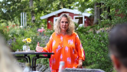 Landrätin Bettina Dickes beim Jahresgespräch mit den hiesigen Journalisten im heimischen Garten in Bad Sobernheim