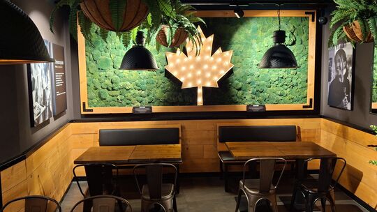 Frittenwerk (Marktstraße 1): bekannt für seine kanadischen Pommes-Kreationen, Poutines genannt.