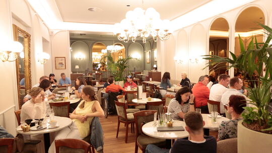 Das Café der Konditorei & Café Baumann (Löhrstraße 93) empfängt seine Gäste mit allerlei Torten, Kuchen und Pralinen in sanierte