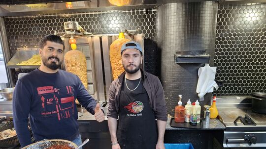 Klassische türkische und italienische Gerichte wie Döner Kebab, Lahmacun, Falafel sowie Pizza und Pommes gibt es bei Ali Baba Gr