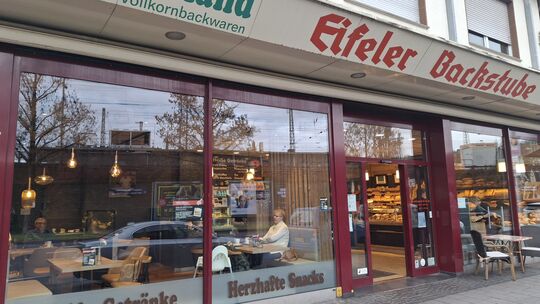 Eifeler Backstube (Löhrstraße 117): eine traditionelle Bäckerei mit Sitzgelegenheiten, die für ihre Auswahl an Kuchen, Teilchen