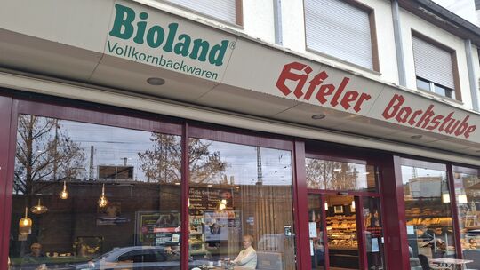 Die Eifeler Backstube (Löhrstraße 117) ist eine traditionelle Bäckerei mit Sitzgelegenheiten, die für ihre Auswahl an Kuchen, Te