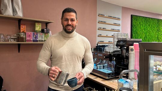 Im Café Laibgenuss (Löhrstraße 4) serviert Inhaber Tayfun Kayaalp einen Cappucino. Hier wird alles selbst gebacken und hergestel