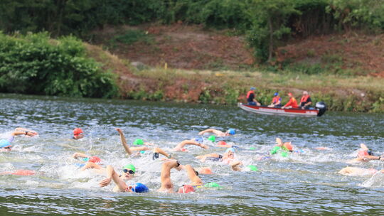 Schwimmen in Mosel von der Bullayer Doppelstockbrücke bis zum Sportplatz ist ein Highlight des Mittelmosel-Triathlons, der am 21