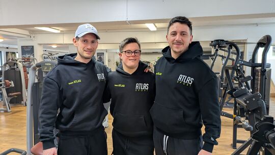 Colin (Mitte) arbeitet seit Anfang des Jahres fest angestellt im Fitnesstudio Altas-Sport und unterstützt damit das Team von Inh