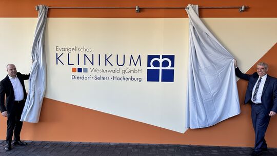 Peter Flies, Ärztlicher Direktor des Standorts Selters, und Geschäftsführer Guido Wernert enthüllen den Schriftzug: Der neue Nam Peter Flies, Ärztlicher Direktor des Standorts Selters, und Geschäftsführer Guido Wernert enthüllen den Schriftzug: Der neue Nam