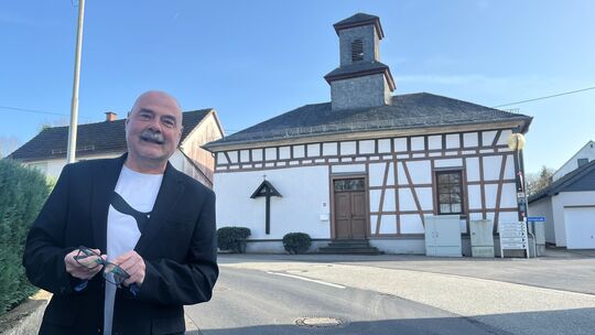 Michael Karaski vor dem historischen Backes von Untershausen: Der 62-Jährige bewirbt sich um das Amt des Ortsbürgermeisters.