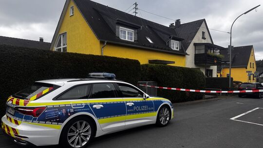Abgesperrt ist die Straße in Betzdorf-Bruche, in der sich am frühen Morgen des 26. September 2025 eine Bluttat ereignet hat (Arc