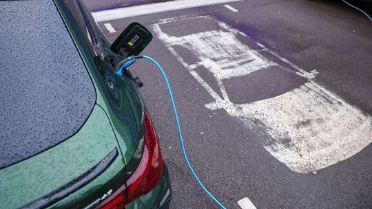 Elektroauto lädt an Ladesäule