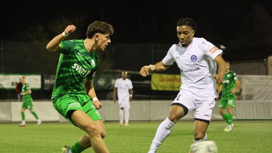 Ein gutes Testspiel lieferten sich der FV Engers um Altrin Hoti (in Grün) und Cosmos Koblenz. Der FVE gewann mit 3:1, Cosmos-Neu