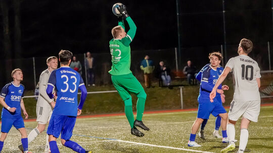 Beim Spiel zwischen den SF Höhr-Grenzhausen (in Aktion Keeper Kai Schlink) und dem TuS Asbach ging es intensiv zur Sache. Tore f