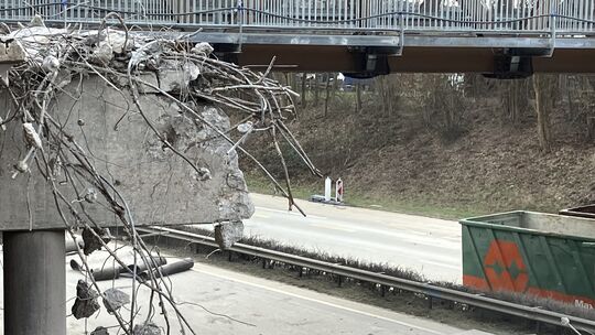Die Brücke ist abgetragen, nun folgen noch die Fundamente und danach Aufräumarbeiten.