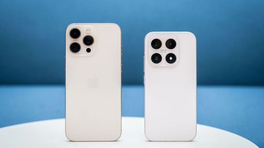 Gegenüberstellung Xiaomi 17 und iPhone 16 Pro Max