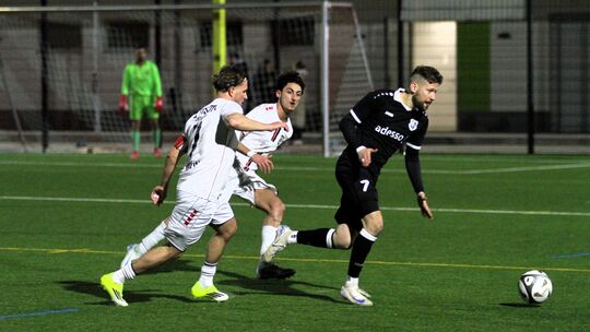 An Einsatzfreude mangelte es dem FC Kosova um Kapitän Altrim Pajaziti (links) nicht, doch die Mittel der abstiegsgefährdeten Mon