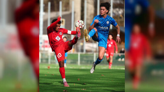 Feine Fußballer im Duell: Tyler-Jeremy Wozny (links) lief als Kapitän der Koblenzer Rot-Weißen auf, konnte aber auch nicht verh