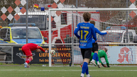Nach 67 Minuten erzielte Diefflens Chris-Peter Haase das 3:1 für die Gastgeber, hatte dabei eine Menge Platz. Es war sinnbildlic