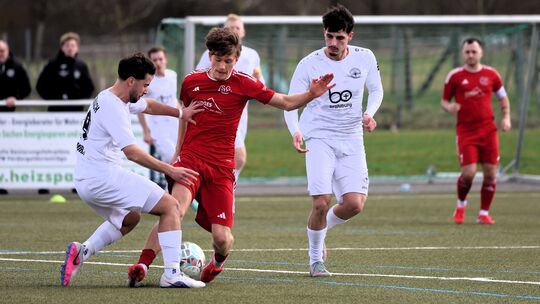 Am Ende eines intensiven und von guten und schlechten Phasen geprägten Spiels trennten sich die SG 99 Andernach (weiße Trikots)
