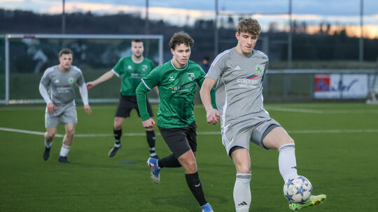 Der Doppelschlag von Luca Reichmann (am Ball, hier bedrängt von Lucas Ebenig) brachte den FC Borussia Niederroßbach nach der frü