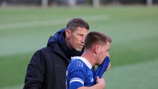 Mörschbachs Spielertrainer Simon Peifer (rechts) und Co-Trainer Marc Thiele konnten mit dem 1:1-Unentschieden beim TuS Ahbach im