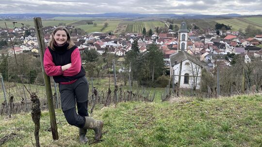 Katharina Gräff fühlt sich dort, wo Weinberge sind, sehr wohl. Hier am Weinbergshäuschen mit Blick auf ihren Heimatort Mandel.