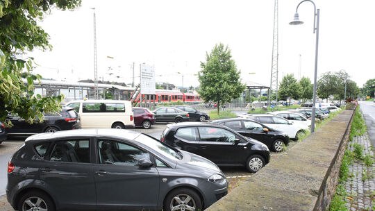 Der P&R-Parkplatz am Remagener Bahnhof: Wir haben die Bürgermeisterkandidaten zu der Situation in der Stadt gefragt.